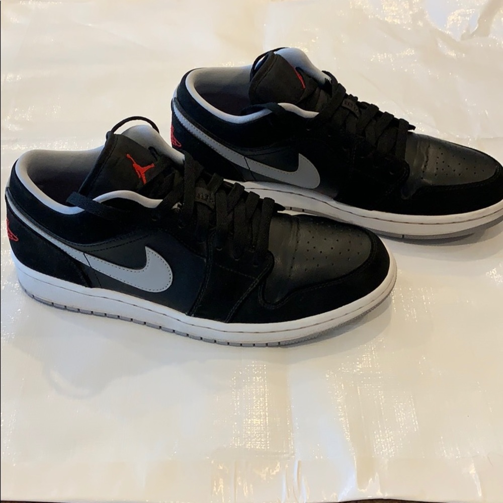 Air Jordan 1 Low (Size 9)